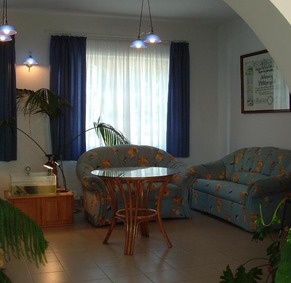 غرفة قياسية رباعية مزودة بشُرفة, Csigaház Panzió