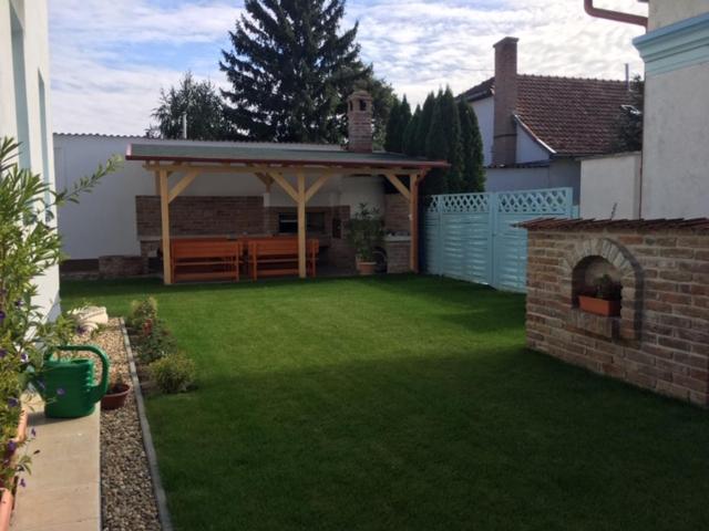 غرفة قياسية رباعية مزودة بشُرفة, Csigaház Panzió