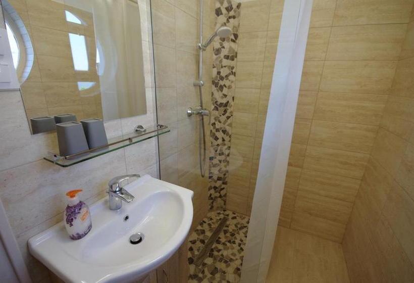 غرفة قياسية رباعية مزودة بشُرفة, Csigaház Panzió