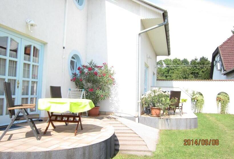 غرفة قياسية مزوَّدة بتراس, Csigaház Panzió