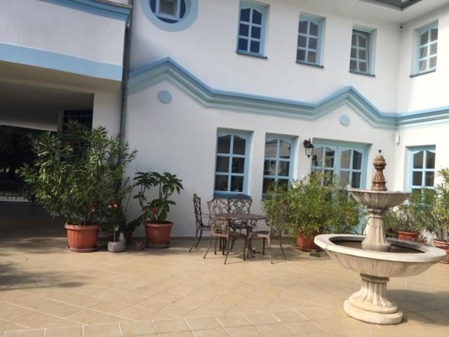 غرفة قياسية رباعية مزودة بشُرفة, Csigaház Panzió