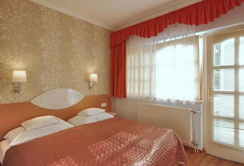 غرفة قياسية رباعية مزودة بشُرفة, Csigaház Panzió