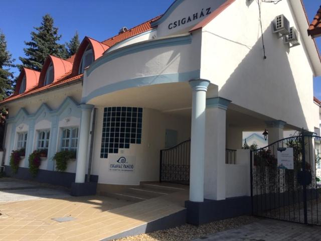 غرفة قياسية رباعية مزودة بشُرفة, Csigaház Panzió