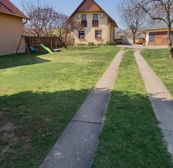 Huoneisto 1 Makuuhuone, Burai Vendégház