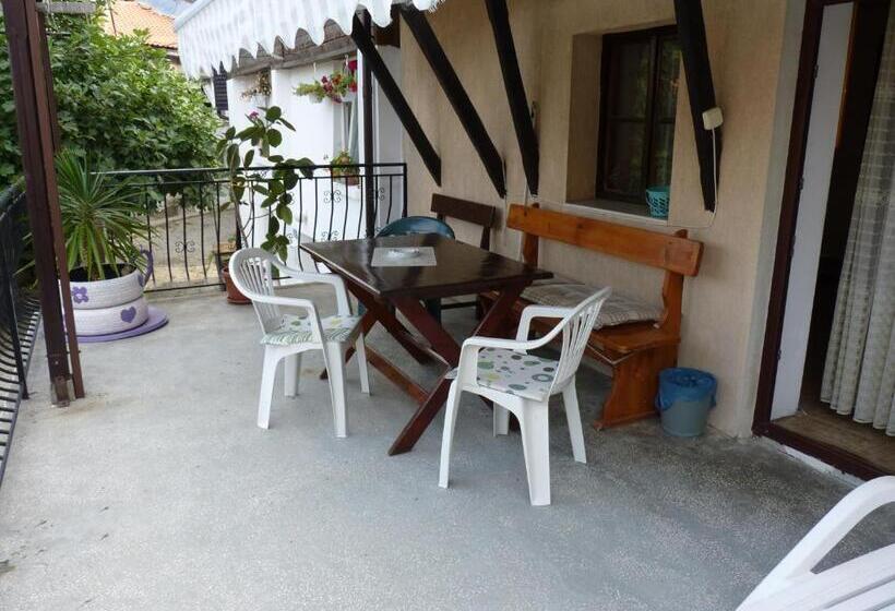 اتاق استاندارد سه نفره, Guest House Zhelevi