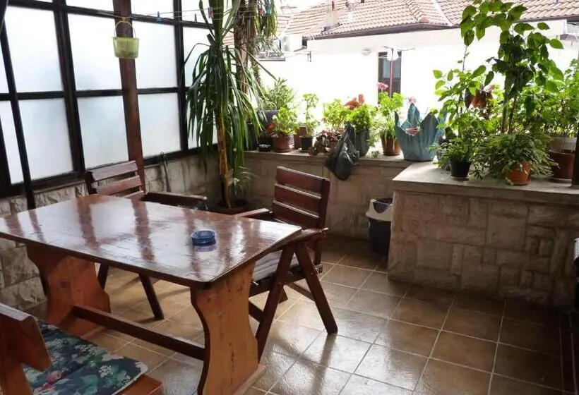 Perhestudio, Guest House Zhelevi