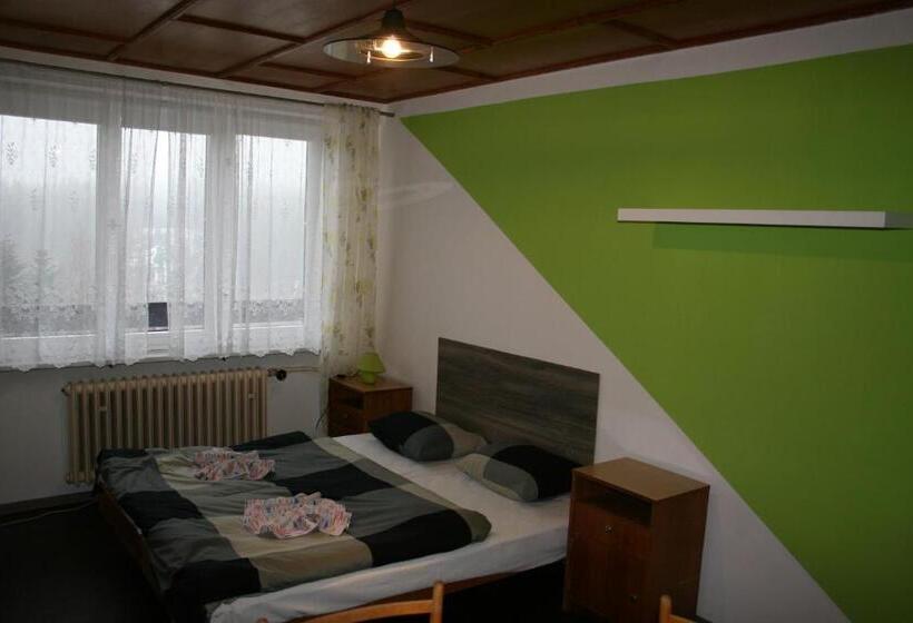 חדר לארבעה סטנדרטי עם מרפסת, Pension U Slunce