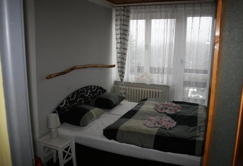 חדר לארבעה סטנדרטי עם מרפסת, Pension U Slunce