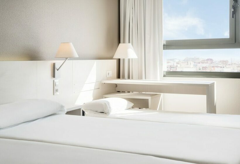 غرفة قياسية ثلاثية, Ilunion Valencia 3