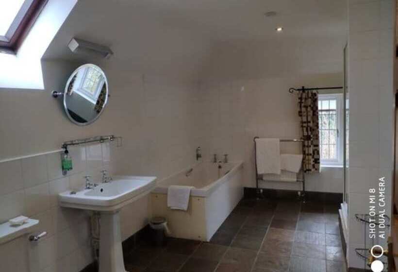 חדר סופריור, The Thatched Cottage Inn