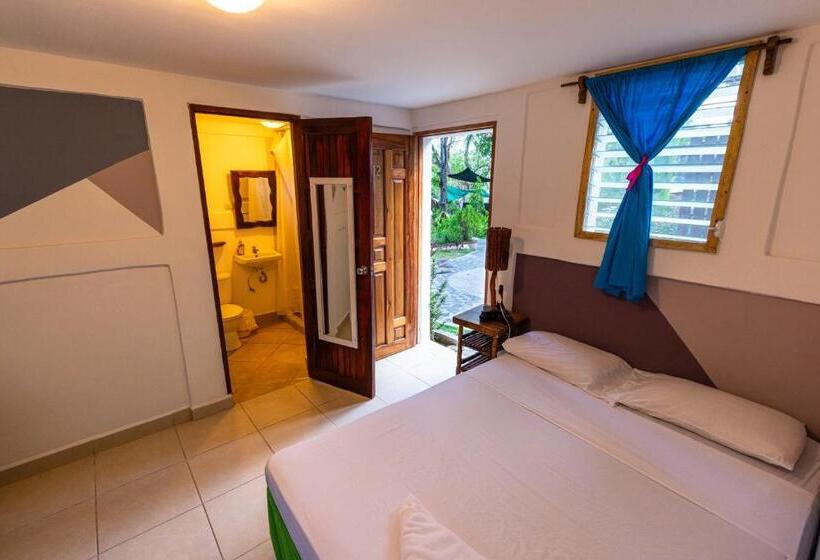 اتاق استاندارد سه نفره, Paradiso Hostel