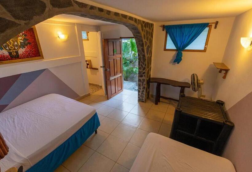 اتاق استاندارد سه نفره, Paradiso Hostel