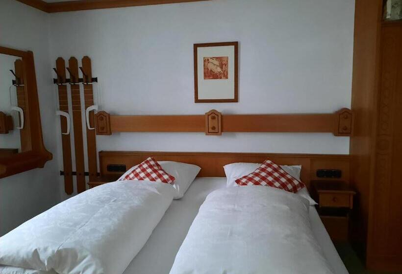 Apartamento 1 Dormitório com Sacada, Gästehaus Annemarie