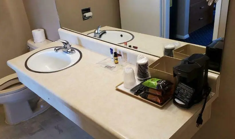 スタンダードルーム, Brooks Motel