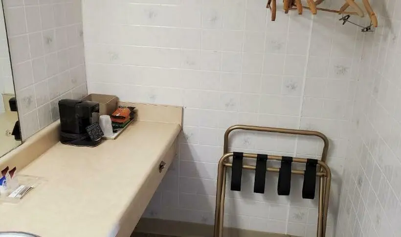 スタンダードルーム, Brooks Motel