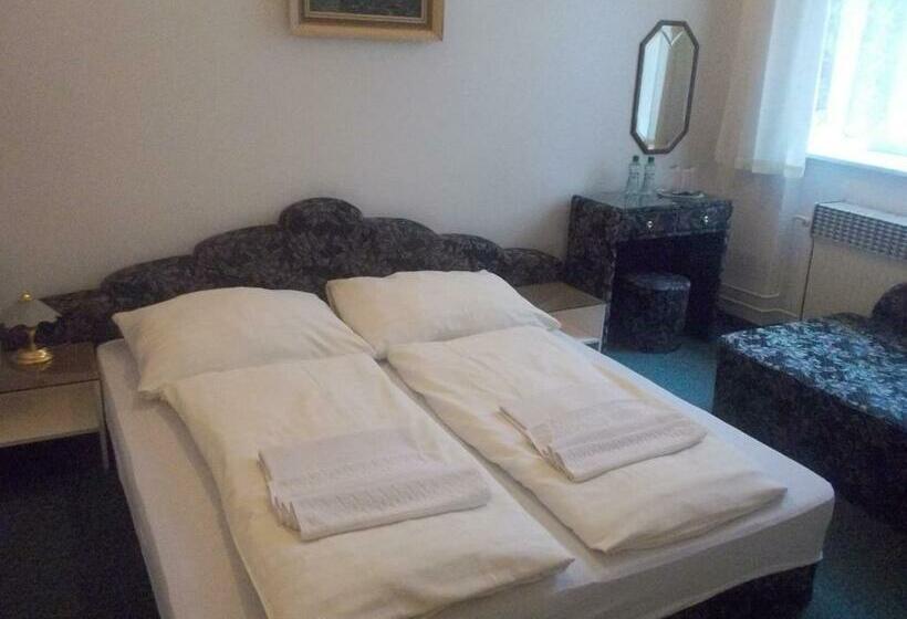 غرفة قياسية ثلاثية, U Hroznu