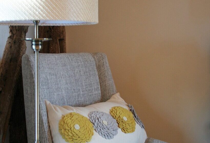 غرفة ديلوكس, The Red Cow