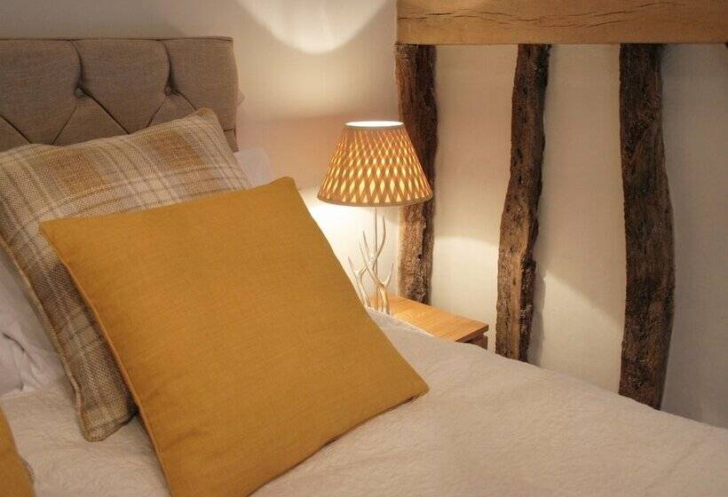 غرفة ديلوكس, The Red Cow