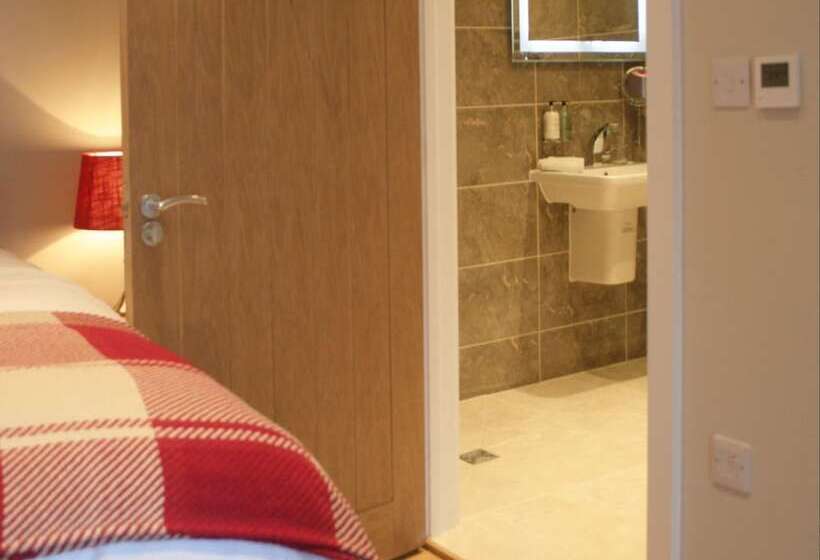 غرفة قياسية, The Red Cow