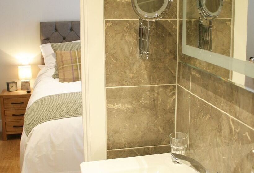 غرفة قياسية, The Red Cow