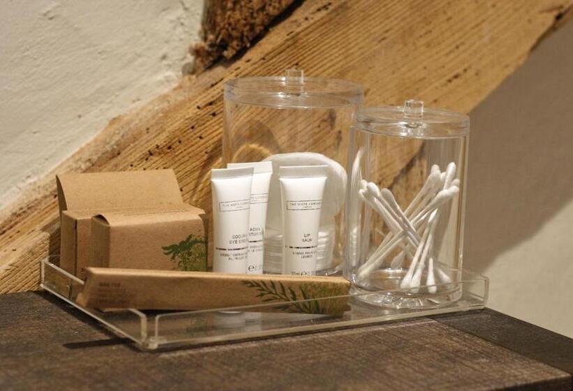 غرفة ديلوكس, The Red Cow