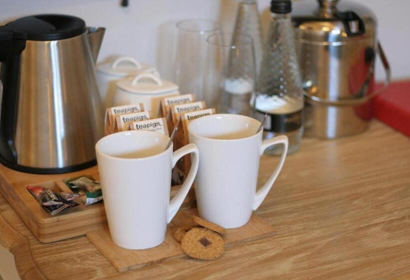 غرفة قياسية, The Red Cow