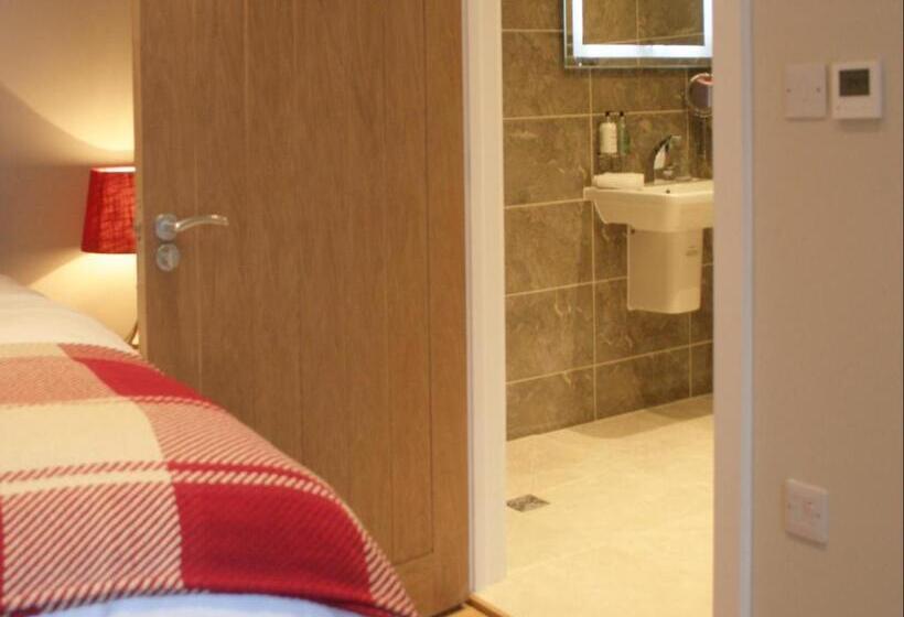 غرفة قياسية, The Red Cow