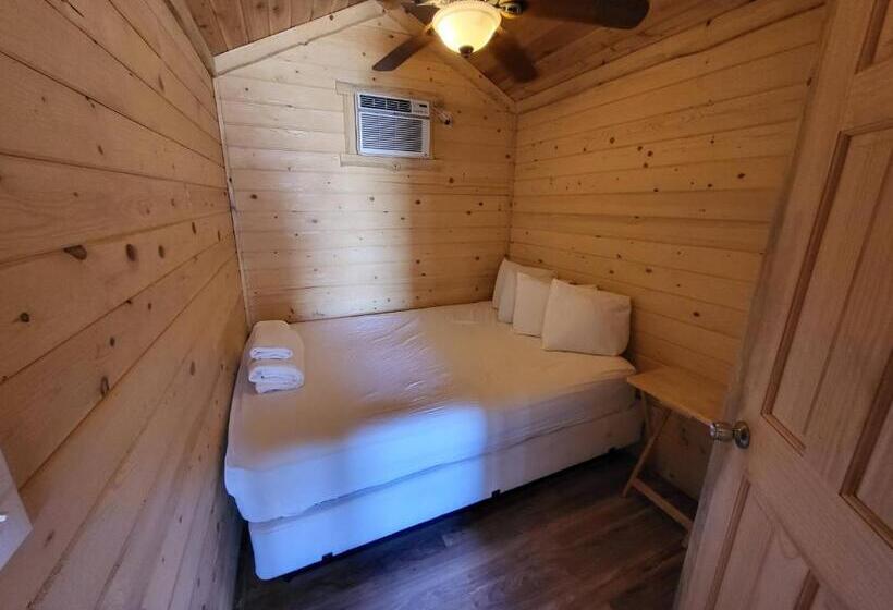 בקתה, Panamint Springs Motel & Tents