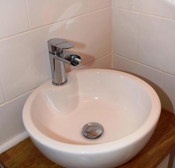 חדר משפחתי, The Clock House