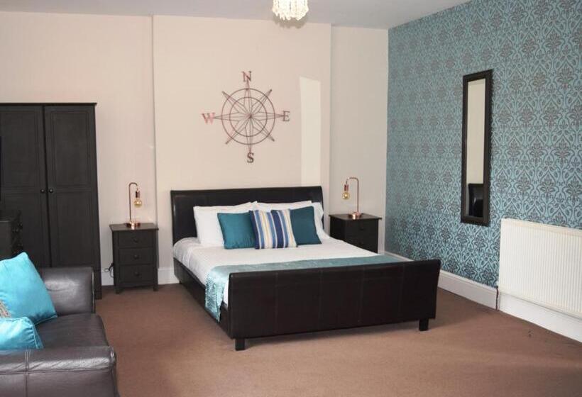 חדר משפחתי, The Clock House