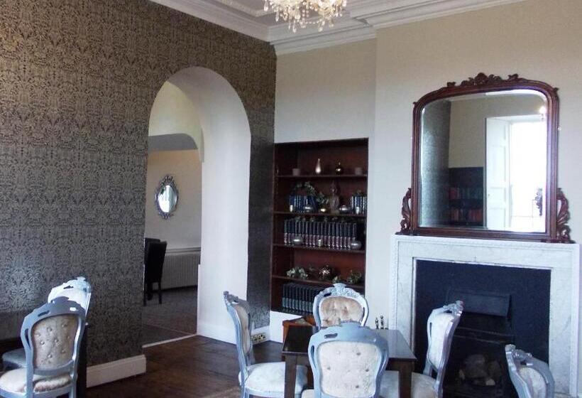 חדר משפתחתי סופריור, The Clock House