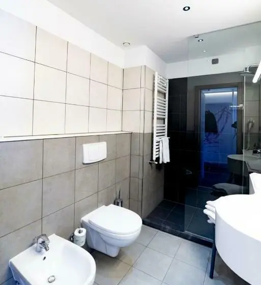 ルームシェアのワンベッド, Campione Univela Hostel