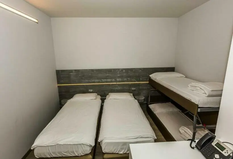 ルームシェアのワンベッド, Campione Univela Hostel