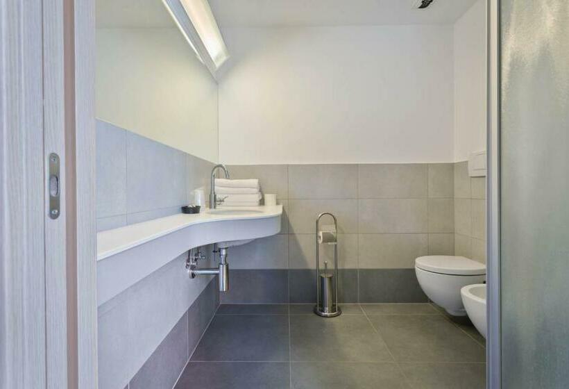 חדר סופריור לארבעה, Due Laghi