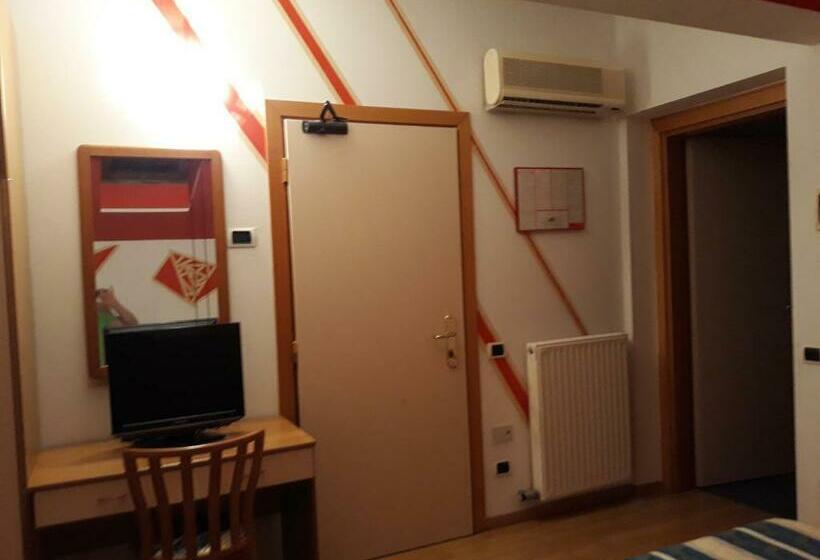 חדר סטנדרט לשלושה, Due Laghi