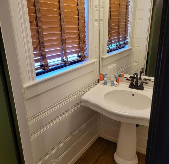 标准间, Shaver Lake Village