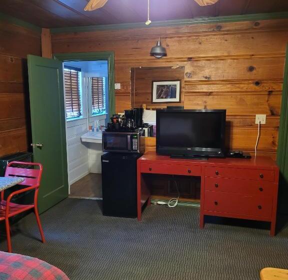 标准间, Shaver Lake Village