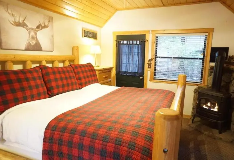 キングサイズベッドのデラックスルーム, Shaver Lake Village