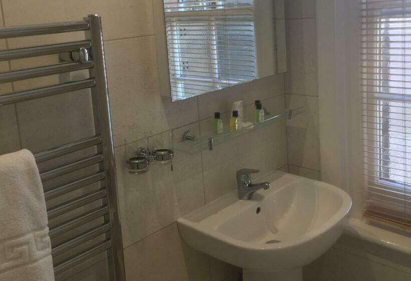 סוויטה משפחתית, The Black Dog Inn