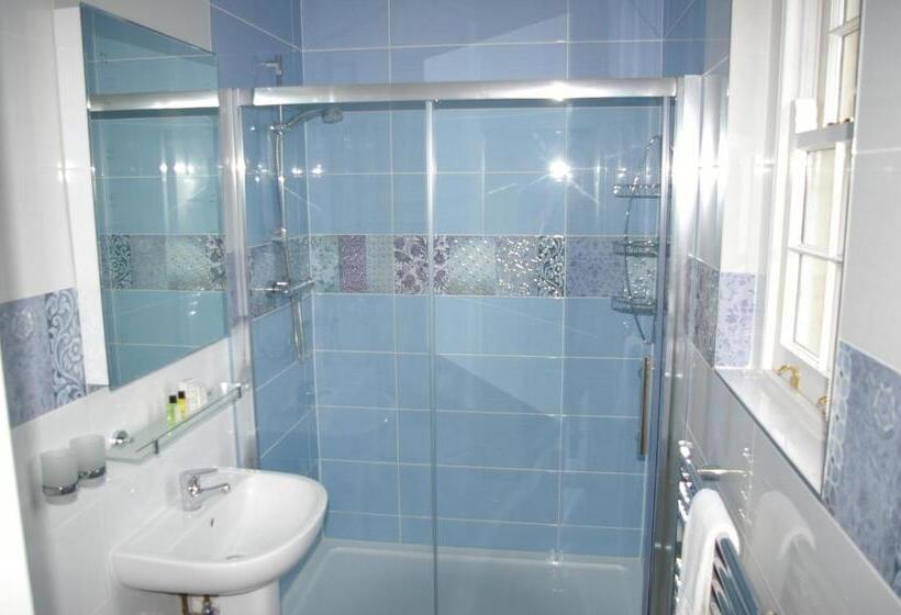 חדר משפחתי, The Black Dog Inn