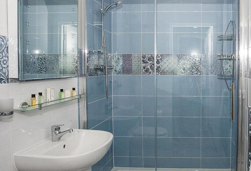 סוויטה משפחתית, The Black Dog Inn