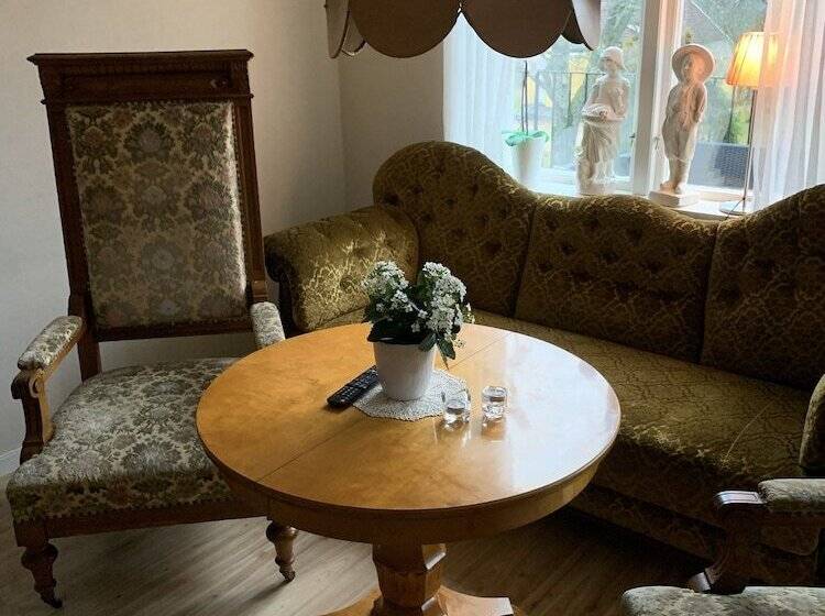 חדר סטנדרט לשלושה, Vänhems Cafe & Vandrarhem   Hostel