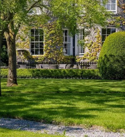 اتاق سوپریور با چشم‌انداز باغ, Butler House