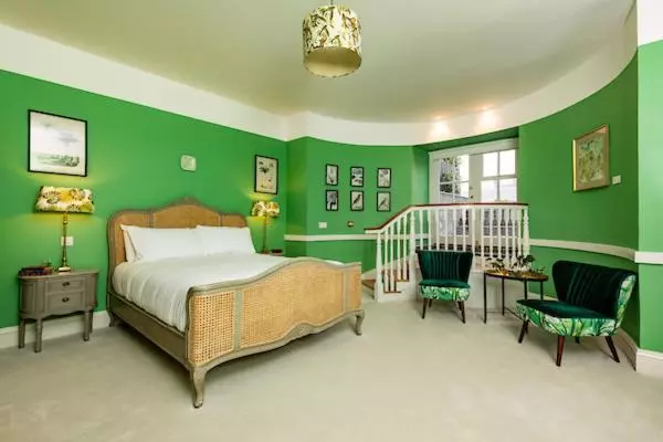 اتاق سوپریور با چشم‌انداز باغ, Butler House