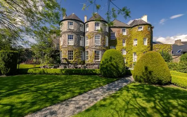 اتاق خانوادگی با چشم‌انداز باغ, Butler House