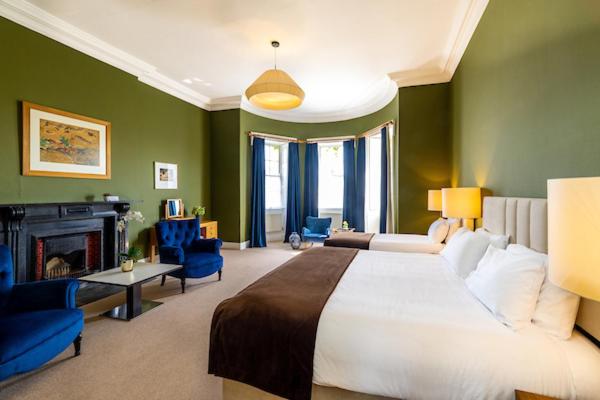 Полулюкс Вид на Сад, Butler House