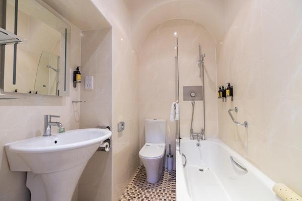 Полулюкс Вид на Сад, Butler House