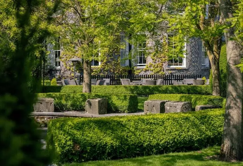 سوییت با چشم‌انداز باغ, Butler House