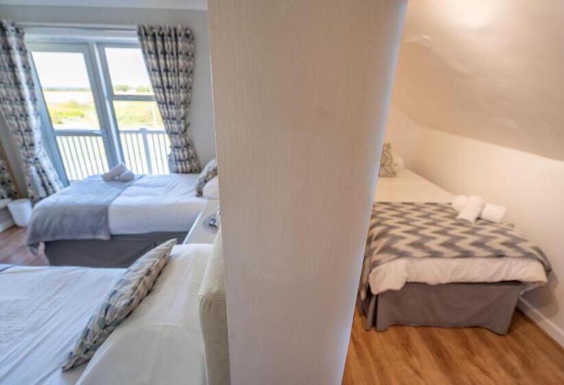 バルコニー付きスタンダードトリプルルーム, Coral Gables Guesthouse & Campsite