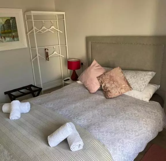 キングサイズベッドのスイートルーム, Coral Gables Guesthouse & Campsite